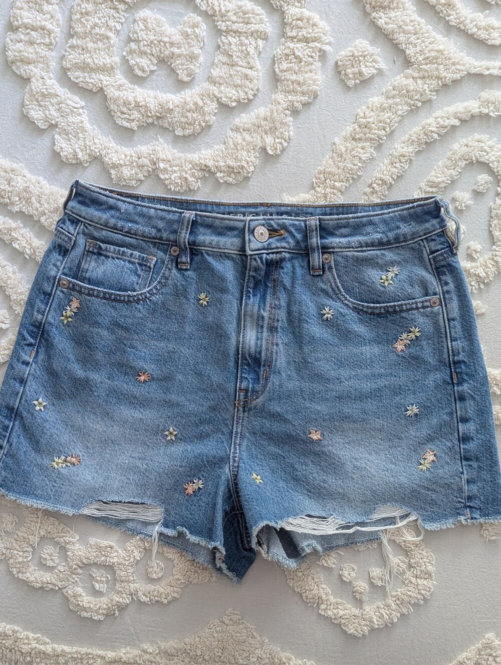 American Eagle Embroidered Flowers Mom High Rise Denim Jean Cutoff Shorts Sz 10 - Picture 2 of 8